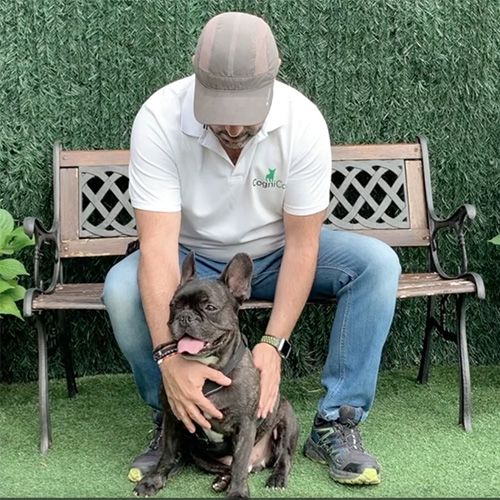 Adiestrador de Cognican con un bulldog francés