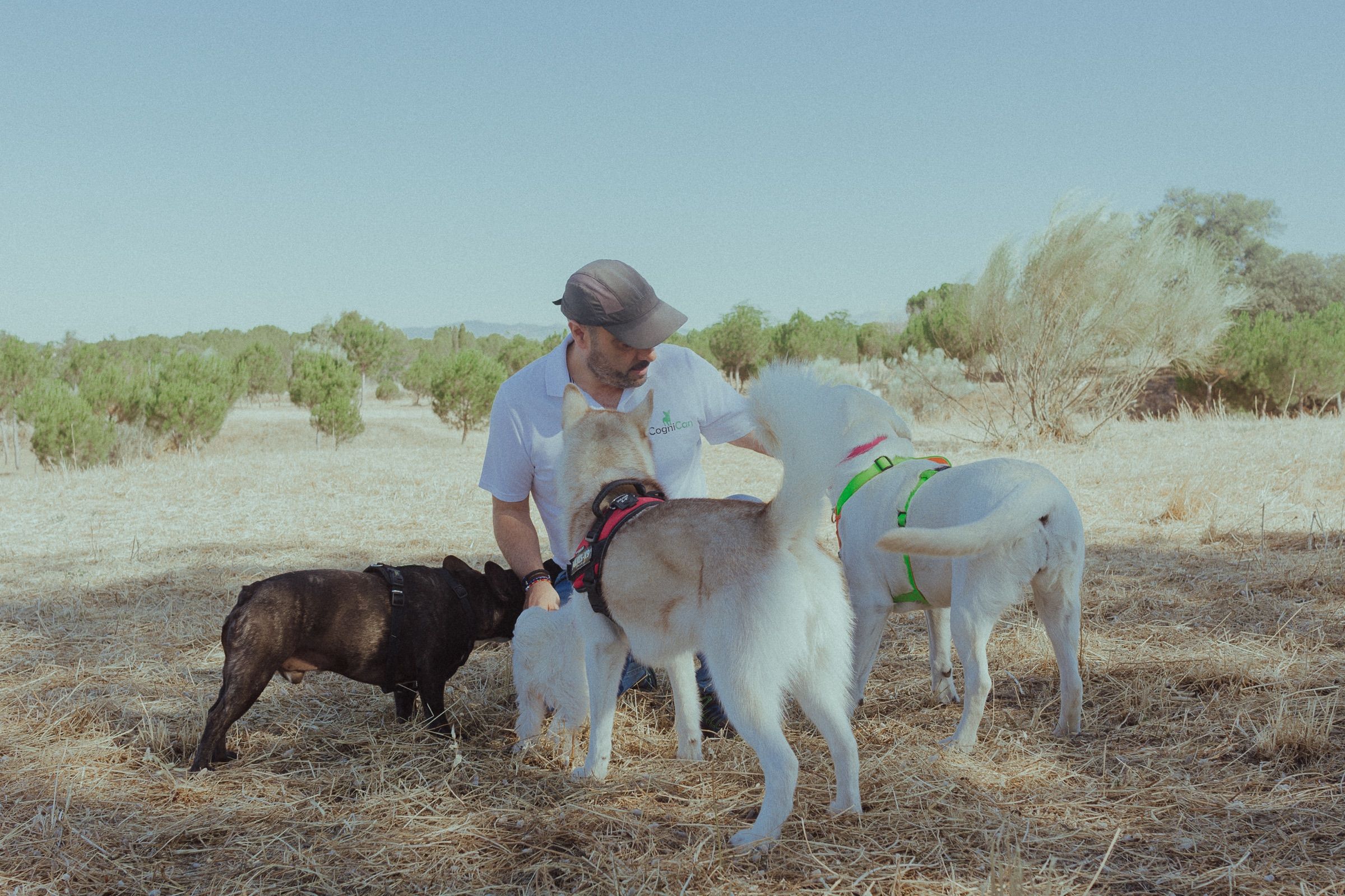 Alejandro Torres en el campo rodeado de cuatro perros